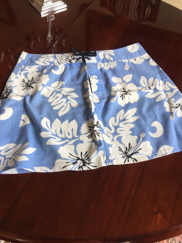 Minifalda de flores azul y blanca