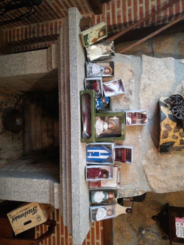 COLECCIÓN MUÑECAS PORCELANA Y MUEBLECITOS