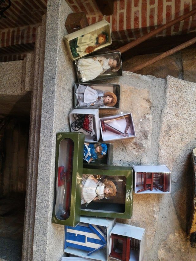 COLECCIÓN MUÑECAS PORCELANA Y MUEBLECITOS