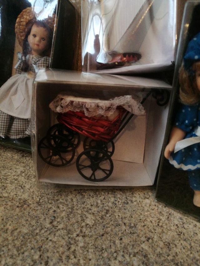 COLECCIÓN MUÑECAS PORCELANA Y MUEBLECITOS