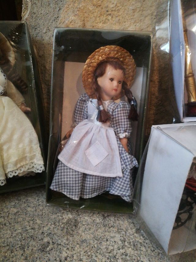 COLECCIÓN MUÑECAS PORCELANA Y MUEBLECITOS