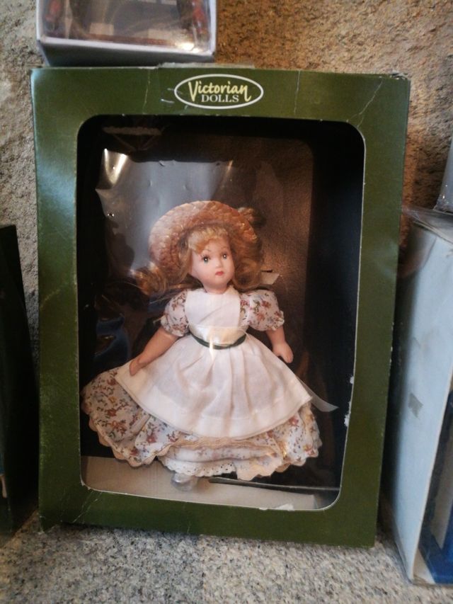 COLECCIÓN MUÑECAS PORCELANA Y MUEBLECITOS