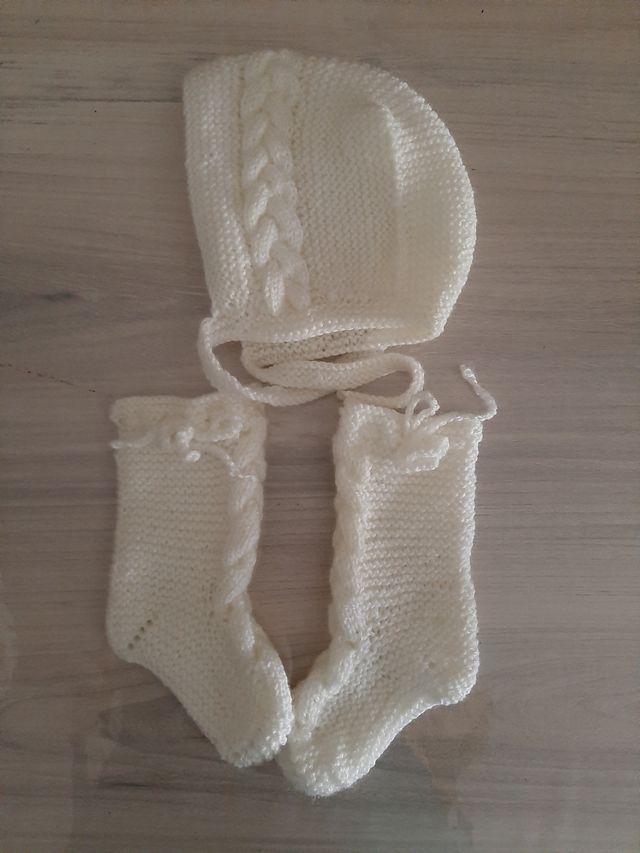 Ropa de bebe hecha a mano. Modelo Francis blanco