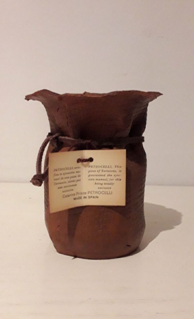 Florero artesanal en terracota. Diseño Petrocelli.