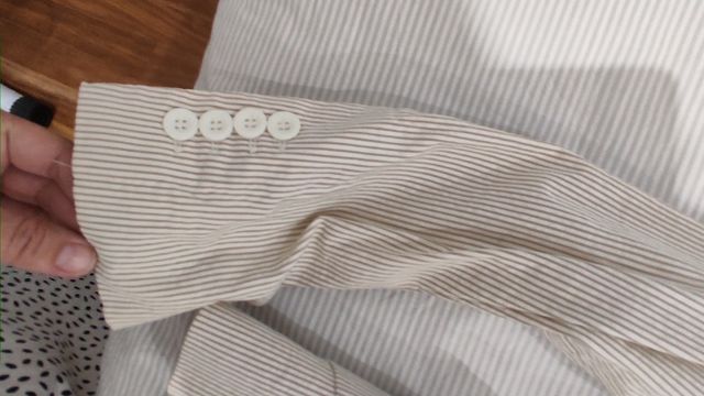 Americana entallada de listas beige y blancas