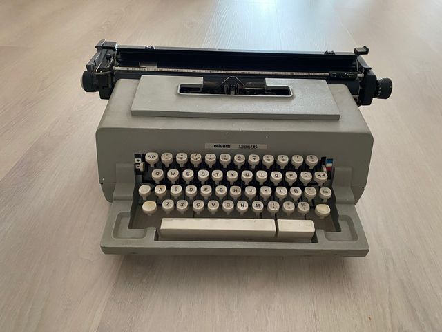 Máquina de escribir oliveti línea 98