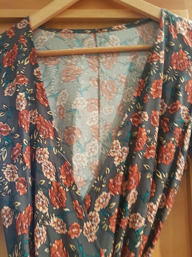 vestido estampado cruzado