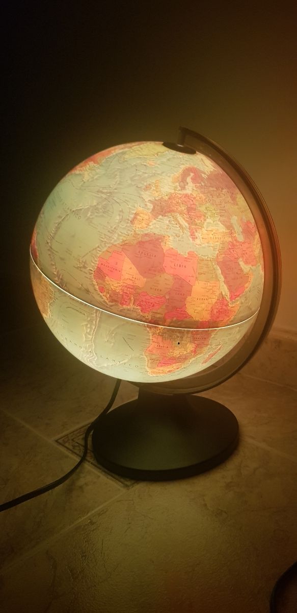 Globo terráqueo con luz