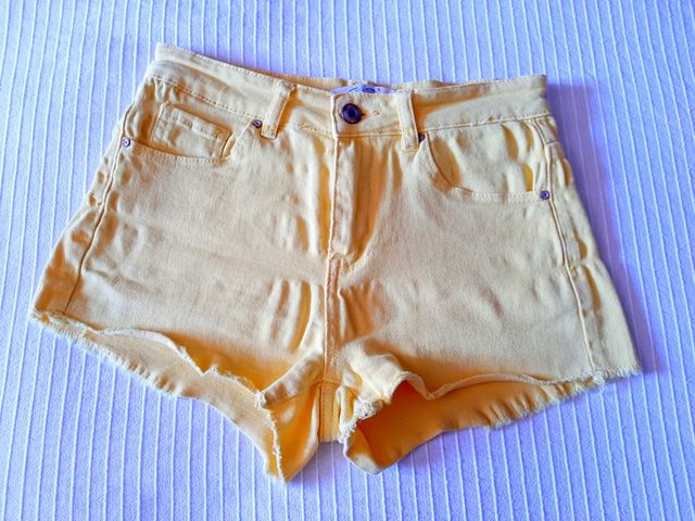 Shorts amarillos. Talla 36. 