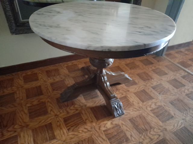mesa redonda em mármore