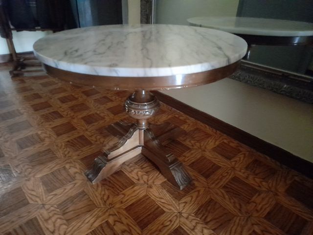 mesa redonda em mármore