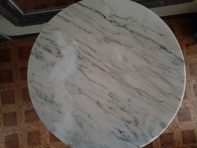 mesa redonda em mármore