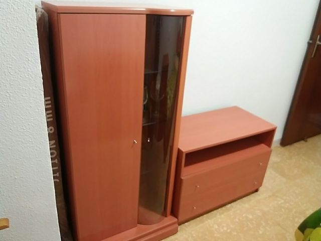 Vitrina y cajonera