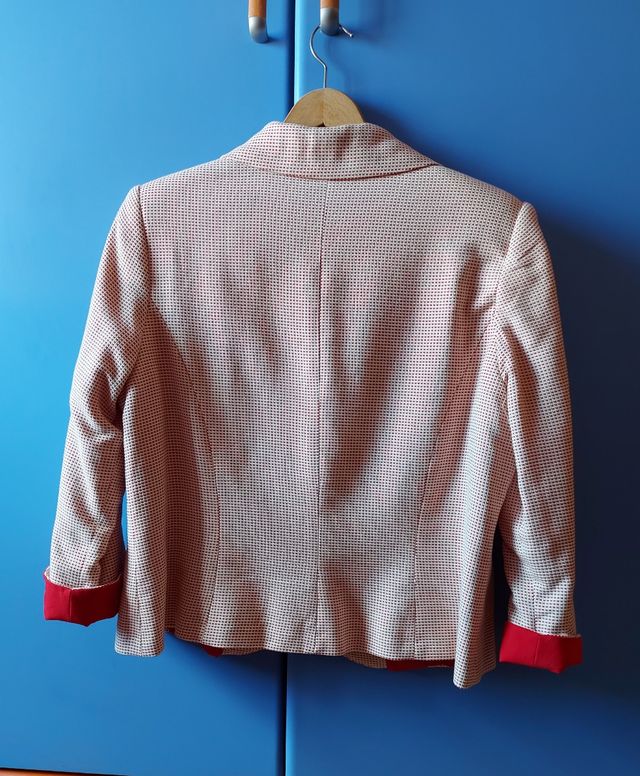 blazer roja y blanca