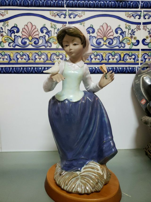 Figura de porcelana TENGRA