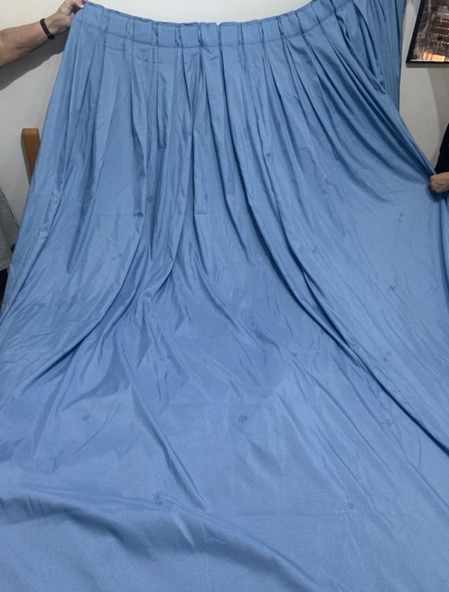 Cortina azul con estampado