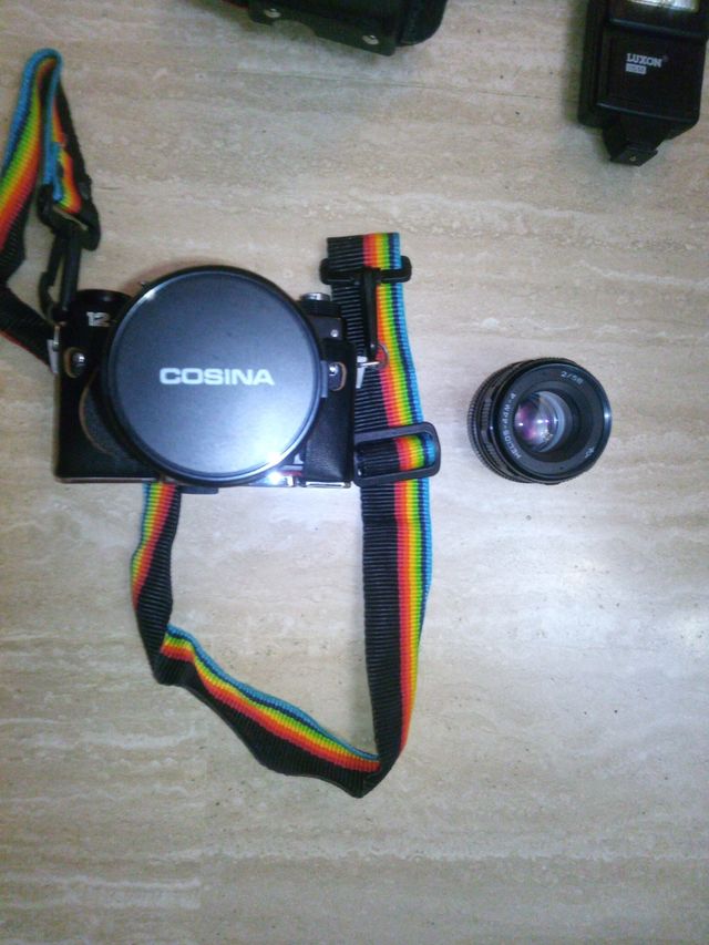 Cámara de fotos y accesorios.