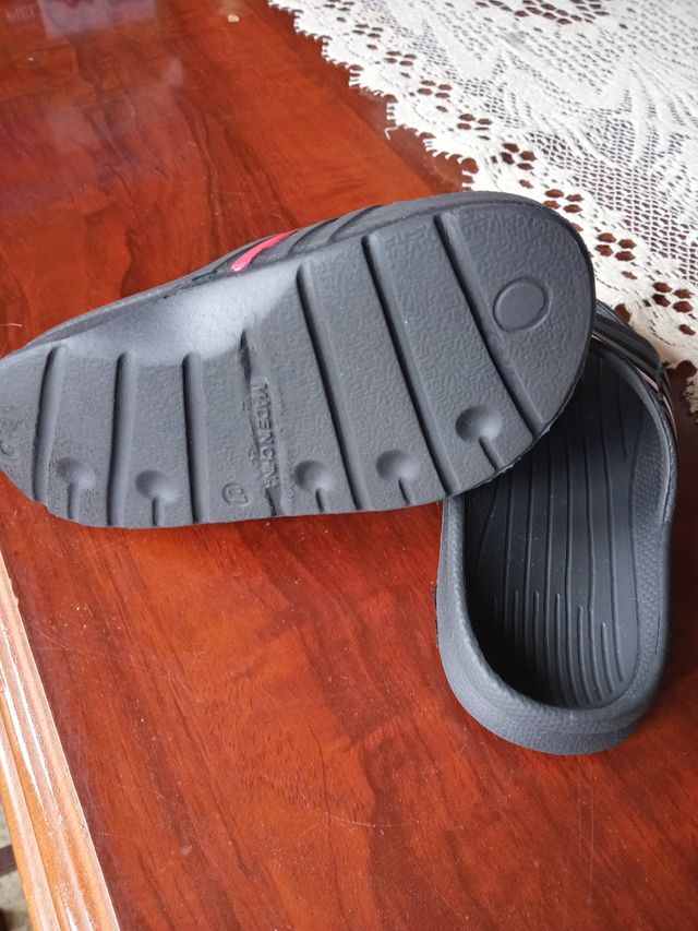 se venden chanclas talla 27
