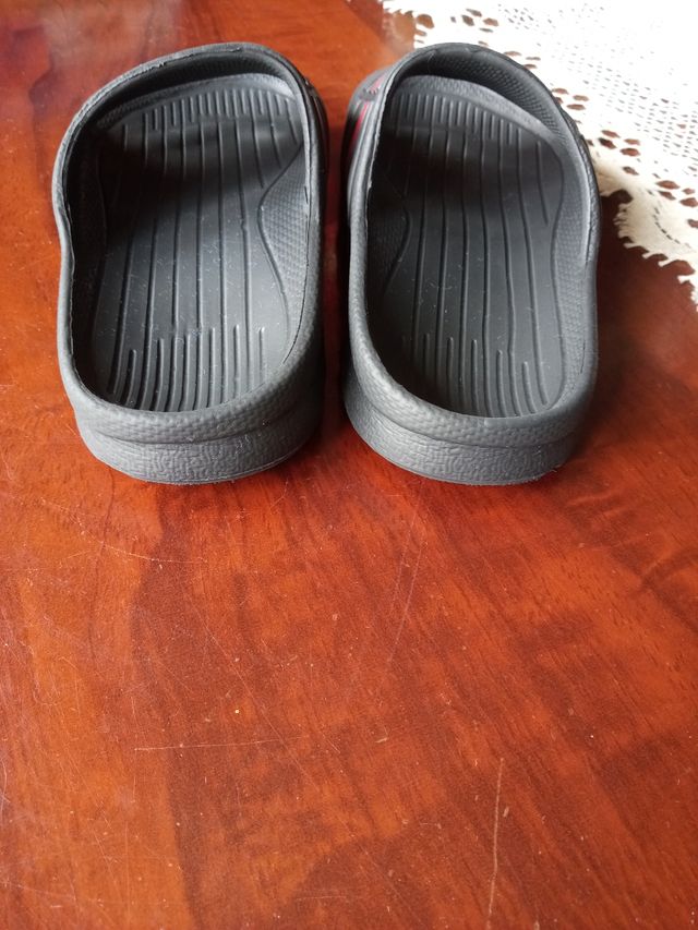se venden chanclas talla 27