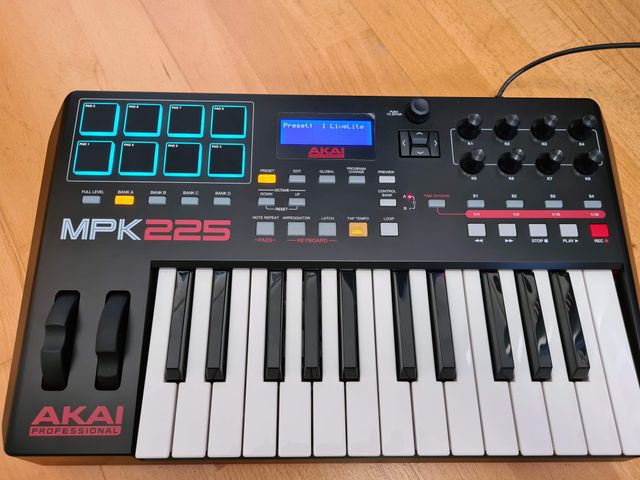 Teclado midi Akai MPK225