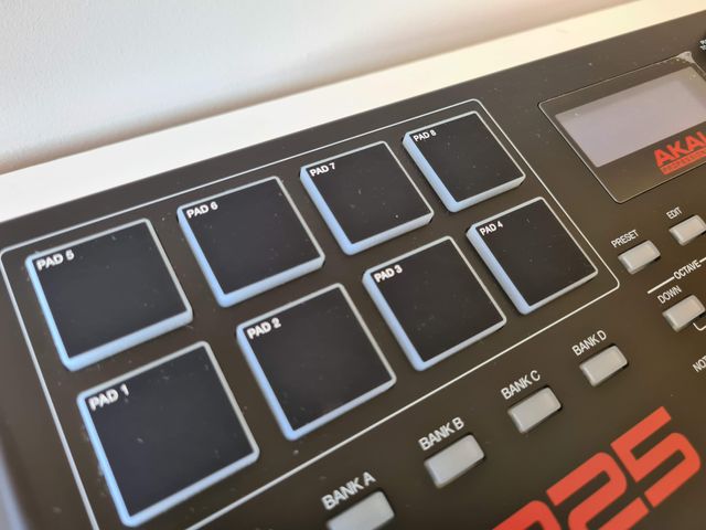 Teclado midi Akai MPK225