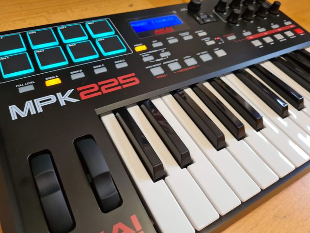 Teclado midi Akai MPK225