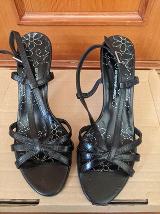 Sandalias tacón fino negras de segunda mano por 6 EUR en As Laxes en  WALLAPOP
