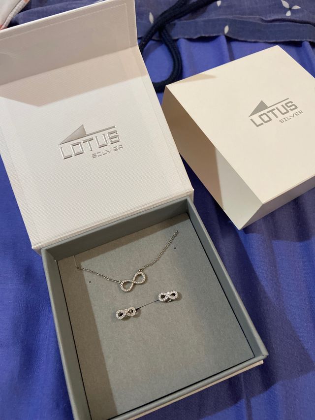 Collar y pendientes lotus