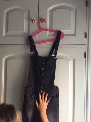Peto vaquero negro Stradivarius de segunda mano por 5 EUR en Málaga en  WALLAPOP