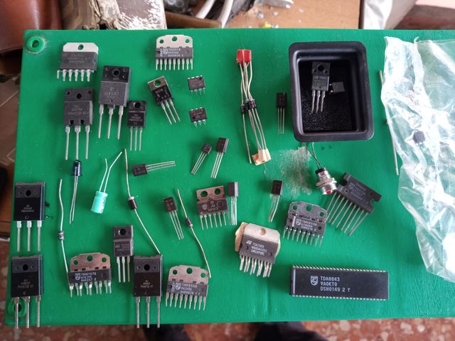 varios componentes electrónicos