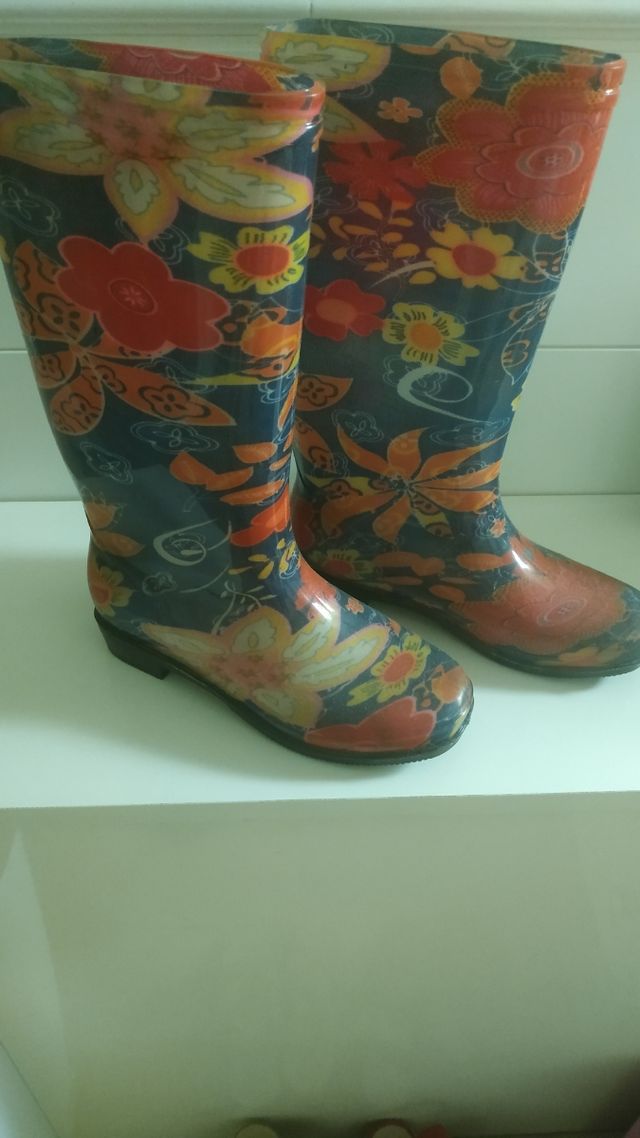 Botas de agua coloridas de flores
