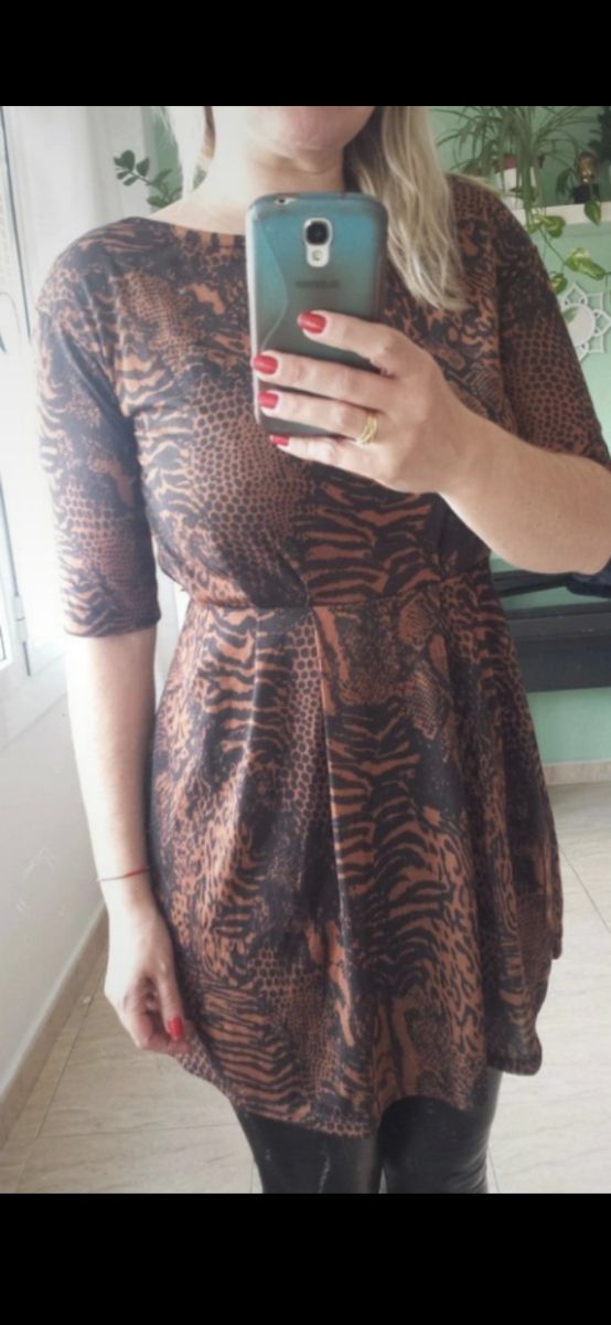Vestido con estampado animal. Talla M
