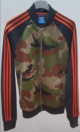 Chaqueta Adidas militar muy exclusiva como nueva de segunda mano por 65 EUR  en Anguiano en WALLAPOP