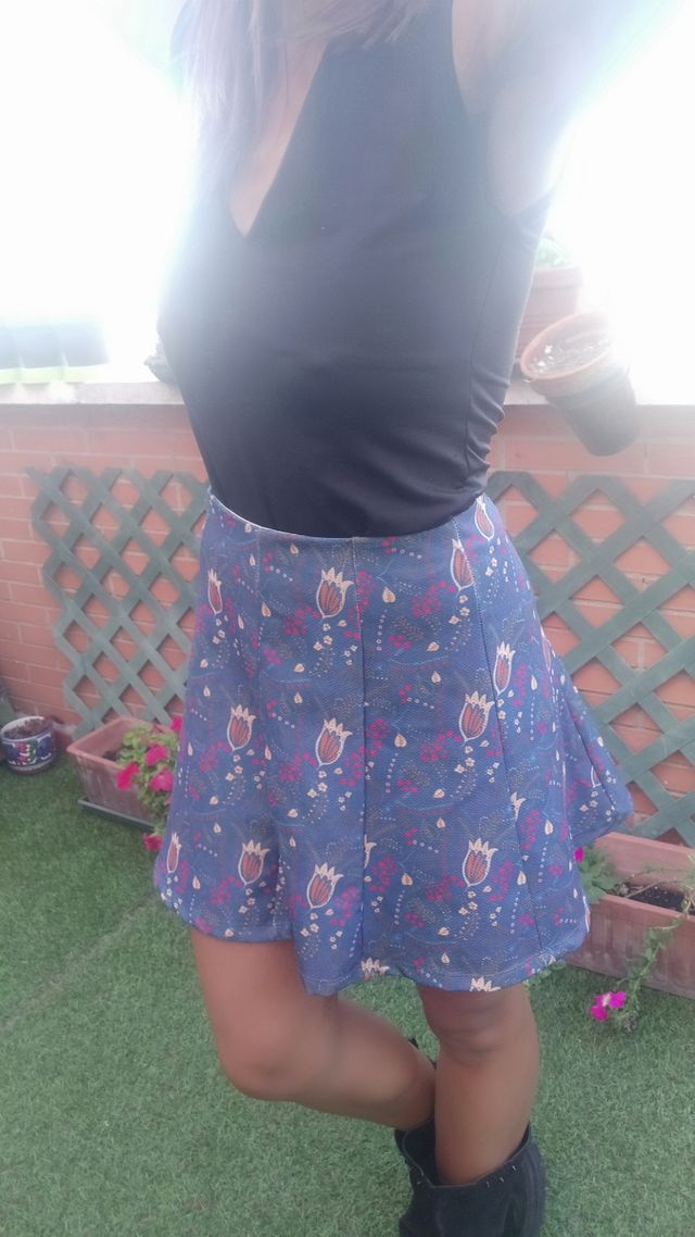 falda de vuelo y flores