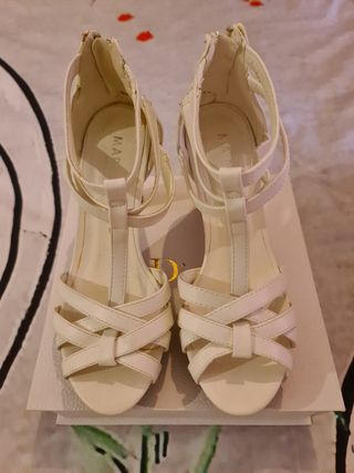 Sandalias de tacon blancas MaryPaz T.35 de segunda mano por 14 EUR en  Madrid en WALLAPOP