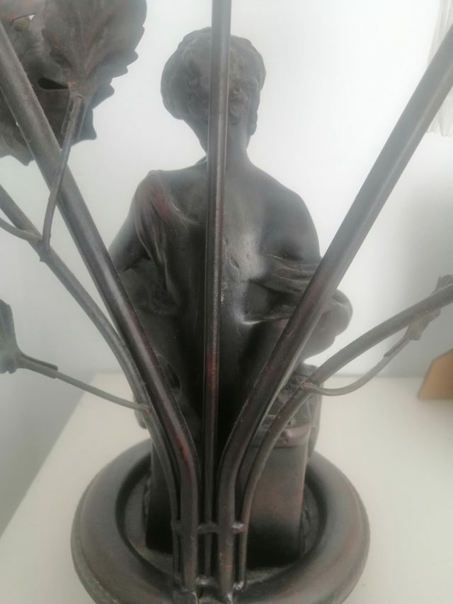 lámpara forma de mujer antigua de resina