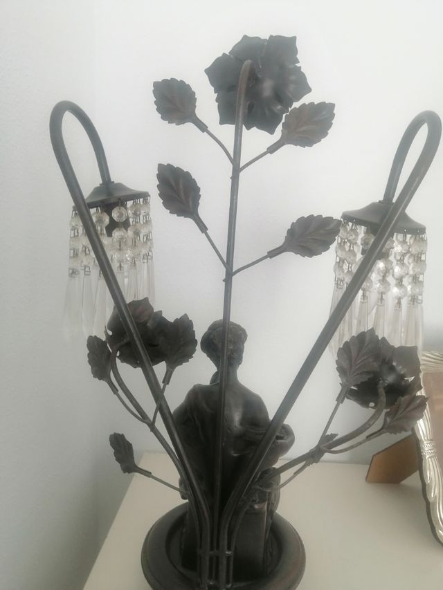 lámpara forma de mujer antigua de resina