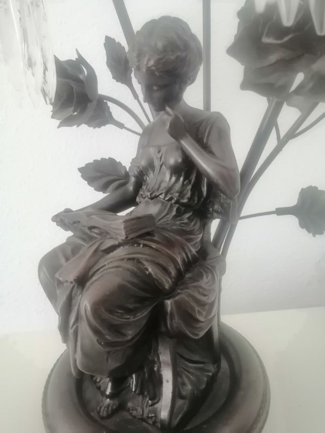 lámpara forma de mujer antigua de resina