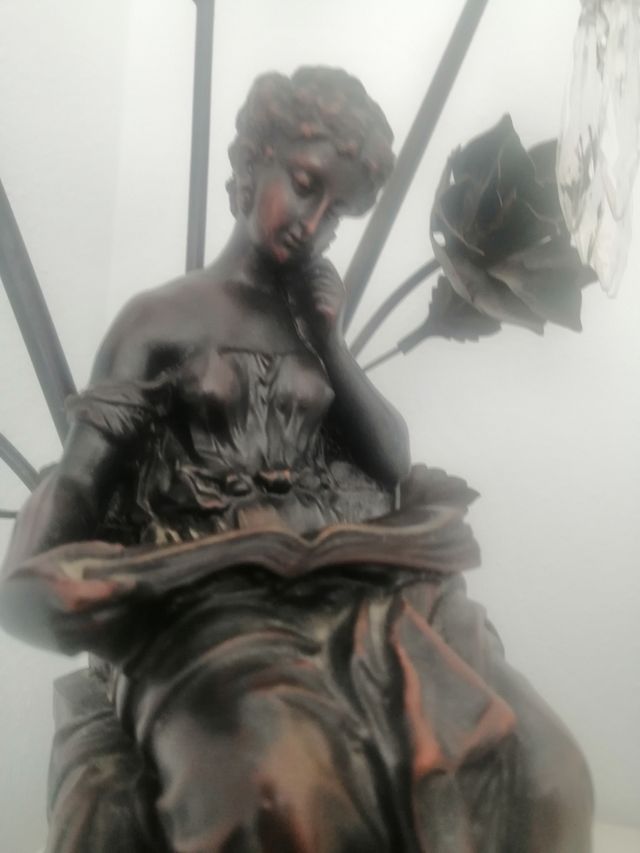 lámpara forma de mujer antigua de resina