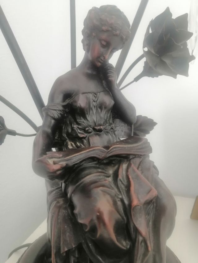 lámpara forma de mujer antigua de resina