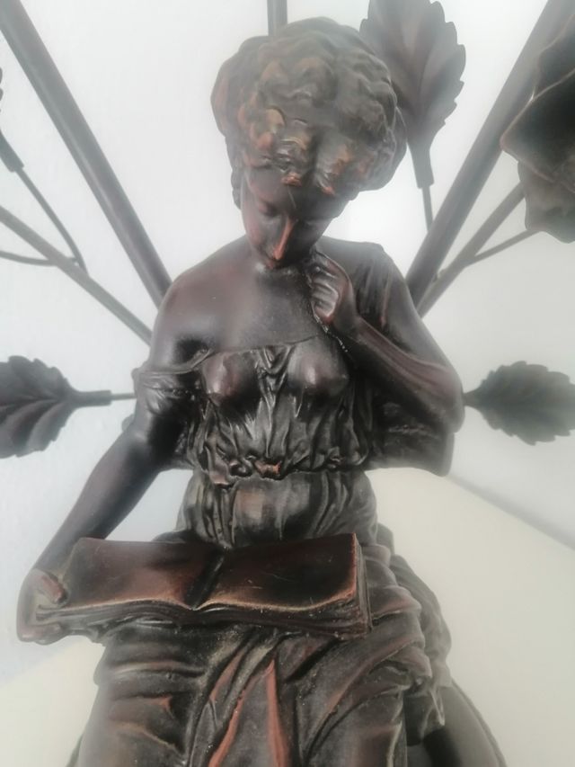 lámpara forma de mujer antigua de resina