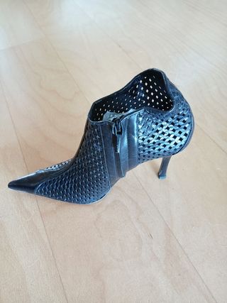 Botines negros de Zara con punta fina y rejilla de segunda mano por 15 EUR  en Mislata en WALLAPOP