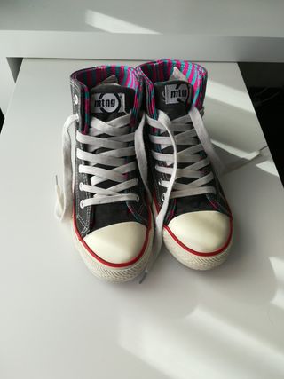Zapatillas mustang tipo converse de segunda mano por 4 EUR en O Burgo en  WALLAPOP