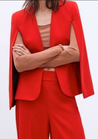 Chaqueta Capa roja Zara de segunda mano por 30 EUR en Oviedo en WALLAPOP