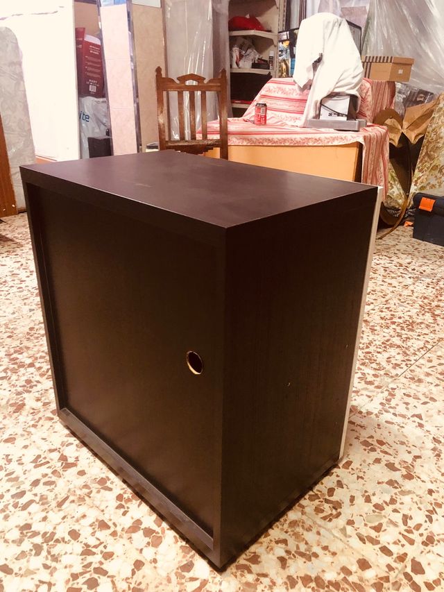 Mueble salón marrón con puerta blanca lacada