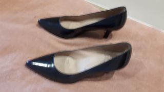 Rebajas: Zapatos de salón de charol de Ezzio de segunda mano por 20 EUR en  Sant Cugat del Vallès en WALLAPOP