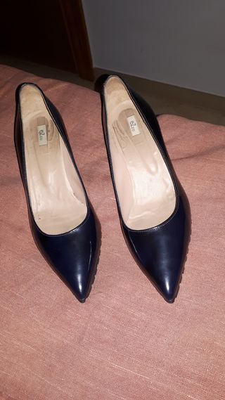 Rebajas: Zapatos de salón de charol de Ezzio de segunda mano por 20 EUR en  Sant Cugat del Vallès en WALLAPOP