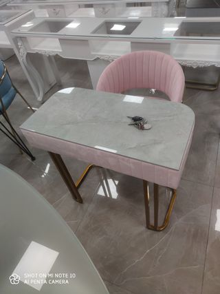 sedia e tavolo rosa