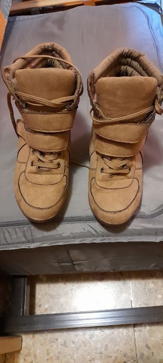 Botas cordones marron de segunda mano por 5 EUR en Aranjuez en WALLAPOP
