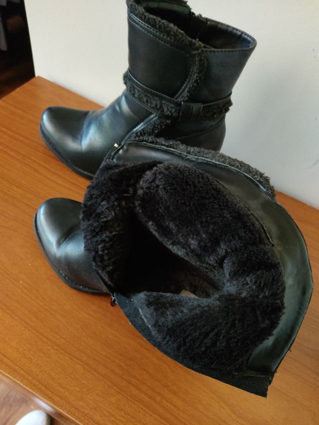 Botines negros con forro borreguito. Talla 39
